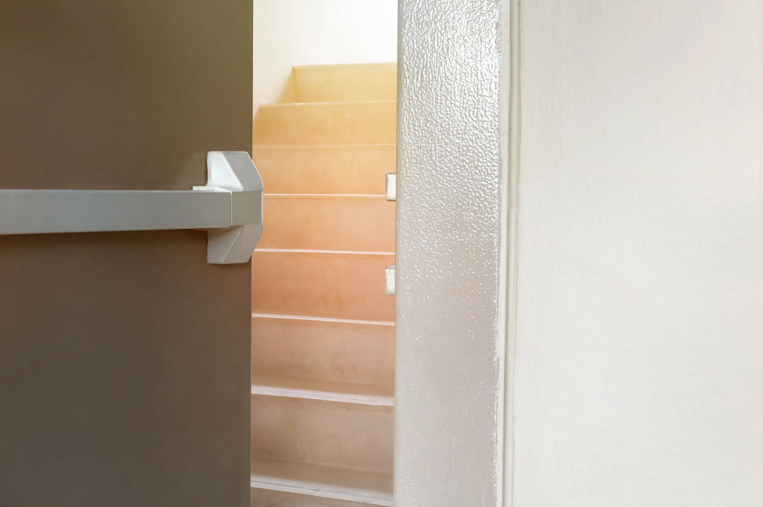 Puertas de emergencia en Almería